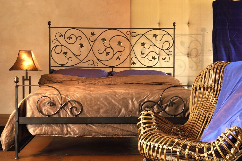 Кровати на ножках с кованным изголовьем