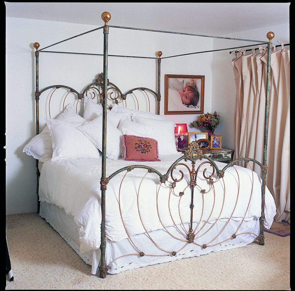 Винтажная металлическая кровать