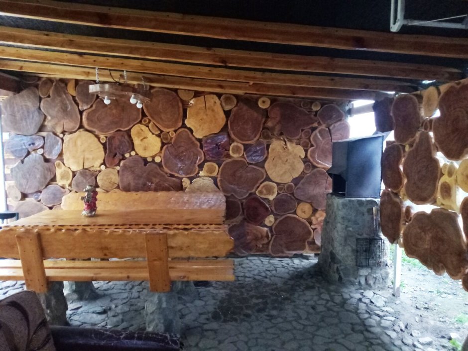 Отделка беседки спилами дерева