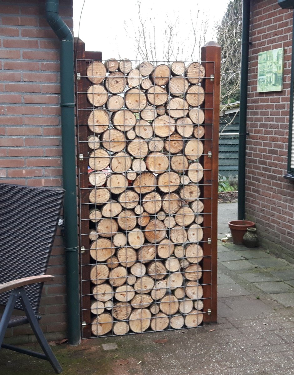 Забор из спилов дерева