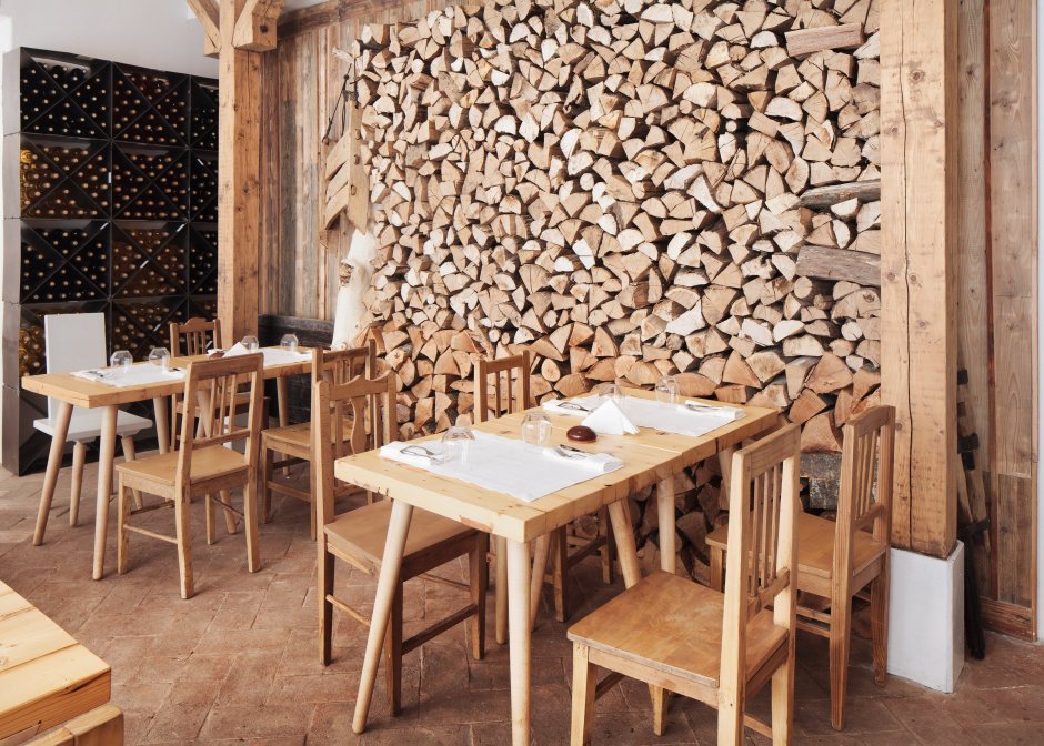 Дерево в интерьере кафе