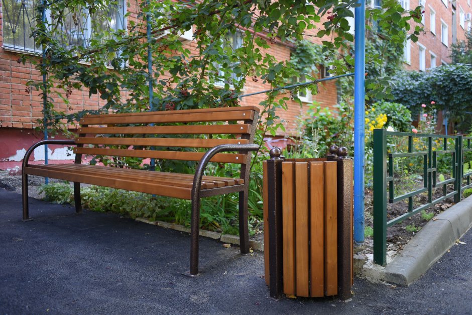 Скамья во дворе