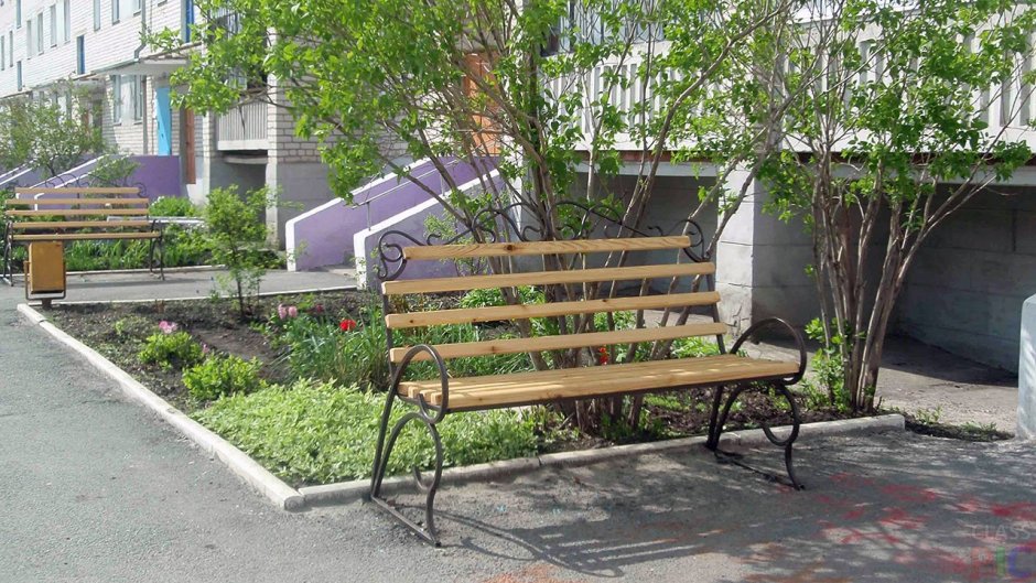 Скамья во дворе