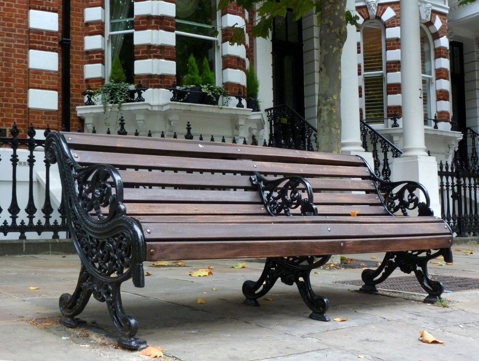 Скамья во дворе