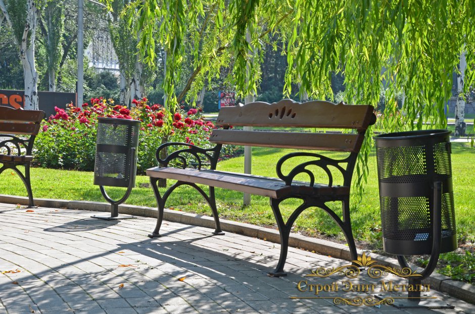 Белая скамейка для сада