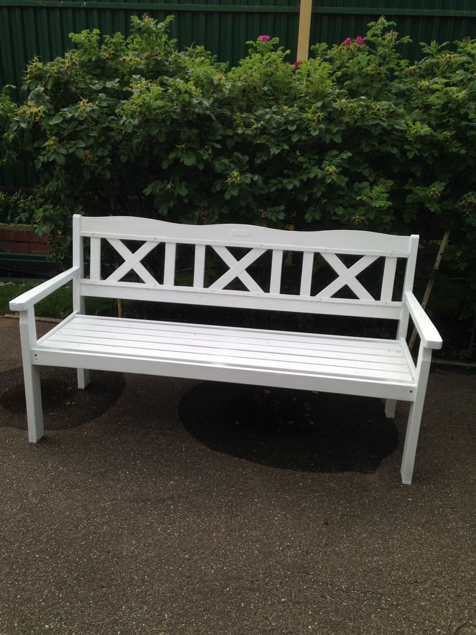 Лавочка у дома