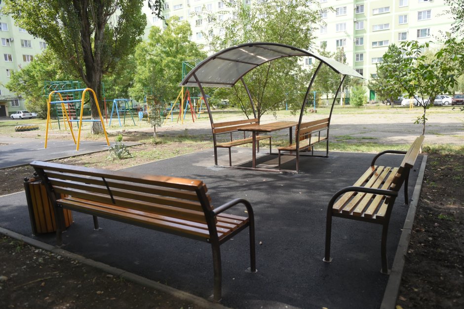 Скамейка во дворе