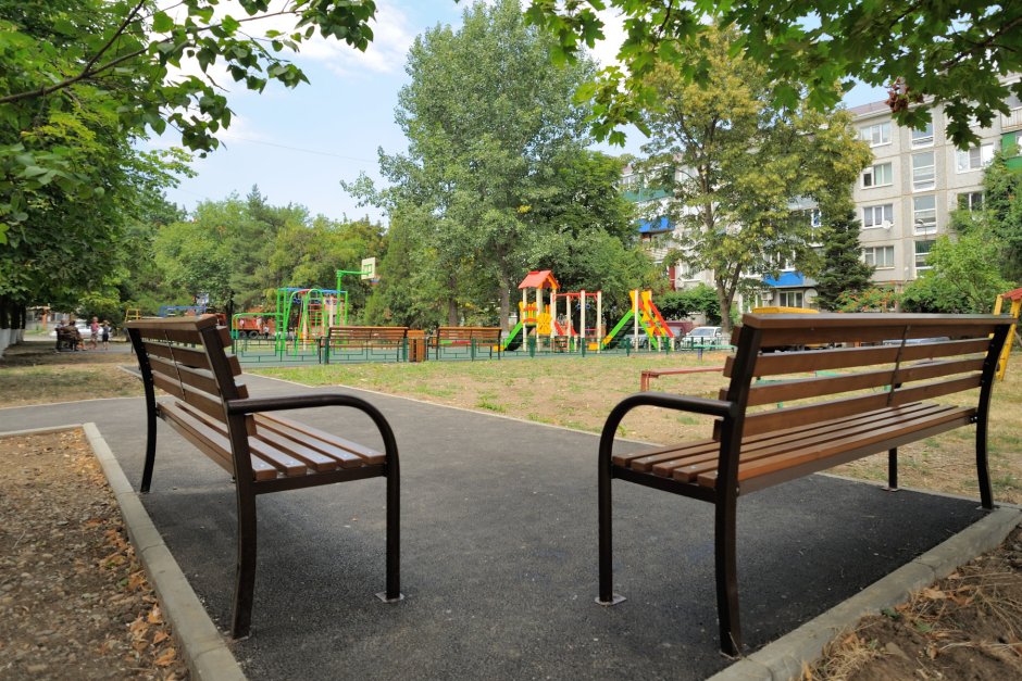 Красит лавочку