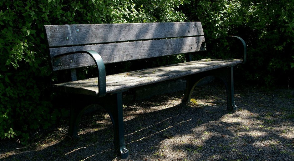 Скамейка перед домом