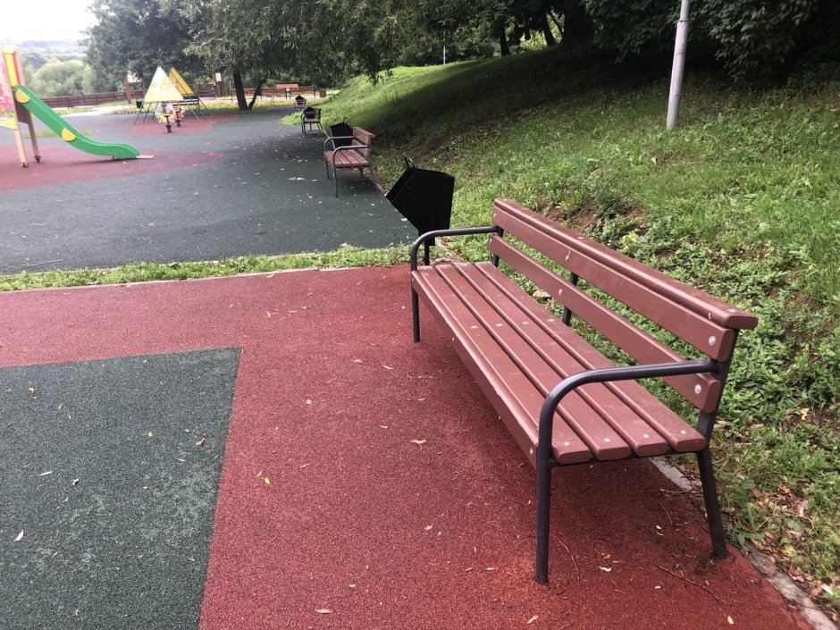 Лавочка у подъезда