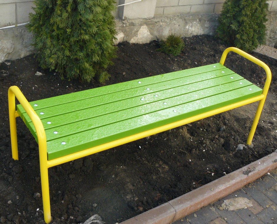 Скамейка в саду