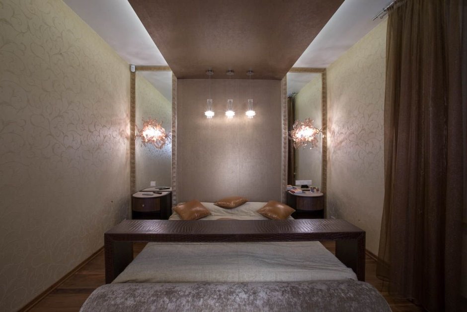 Бра на зеркале в интерьере спальни