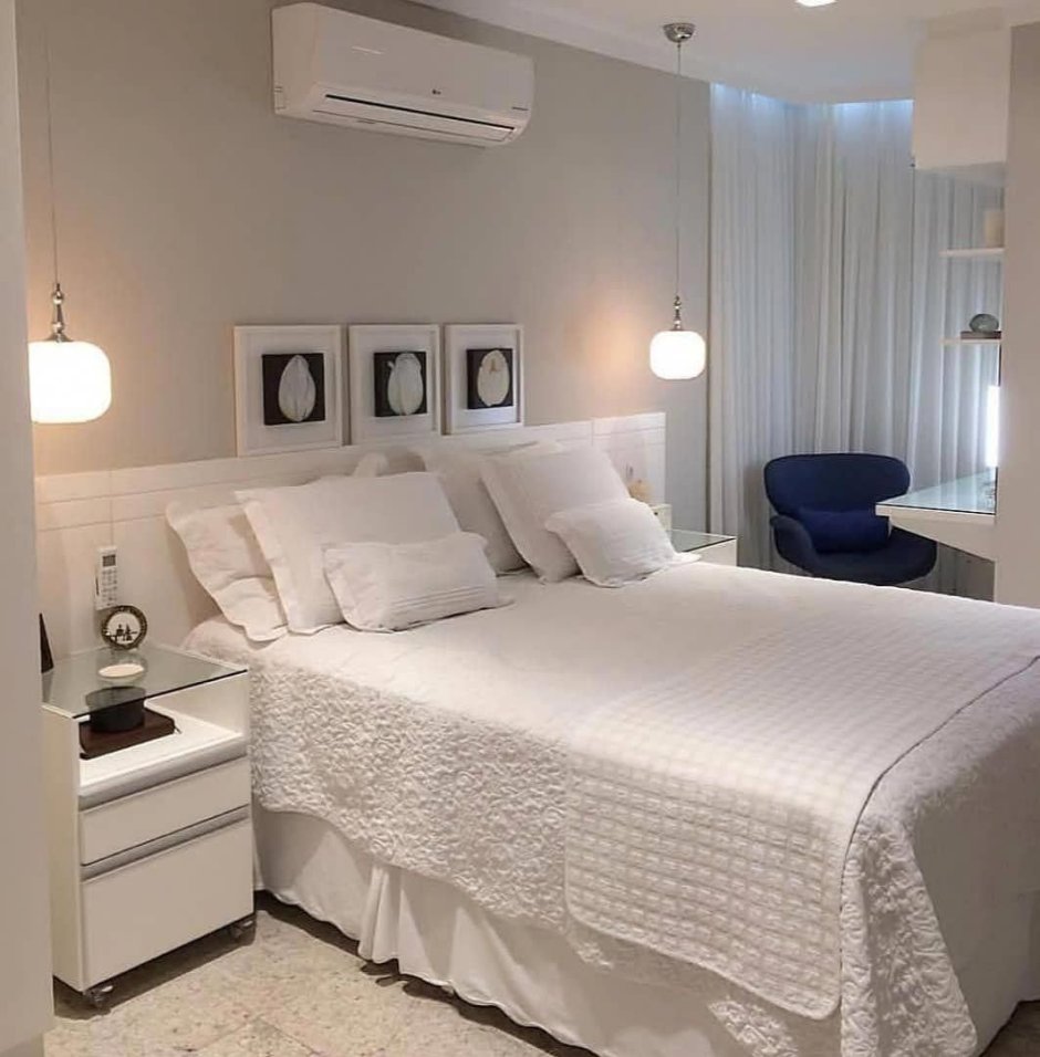 Уютная спальня с лампочками