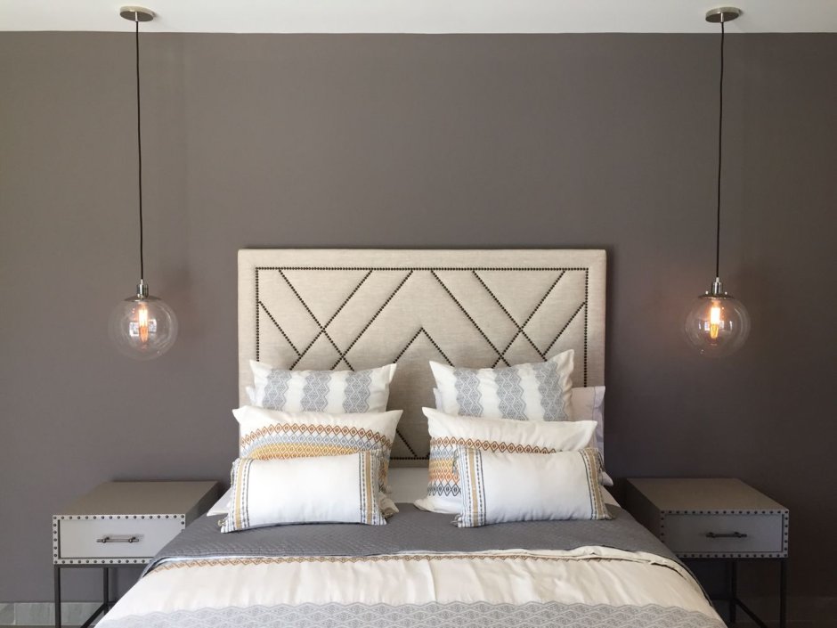 Красивое зеркало над туалетным столиком