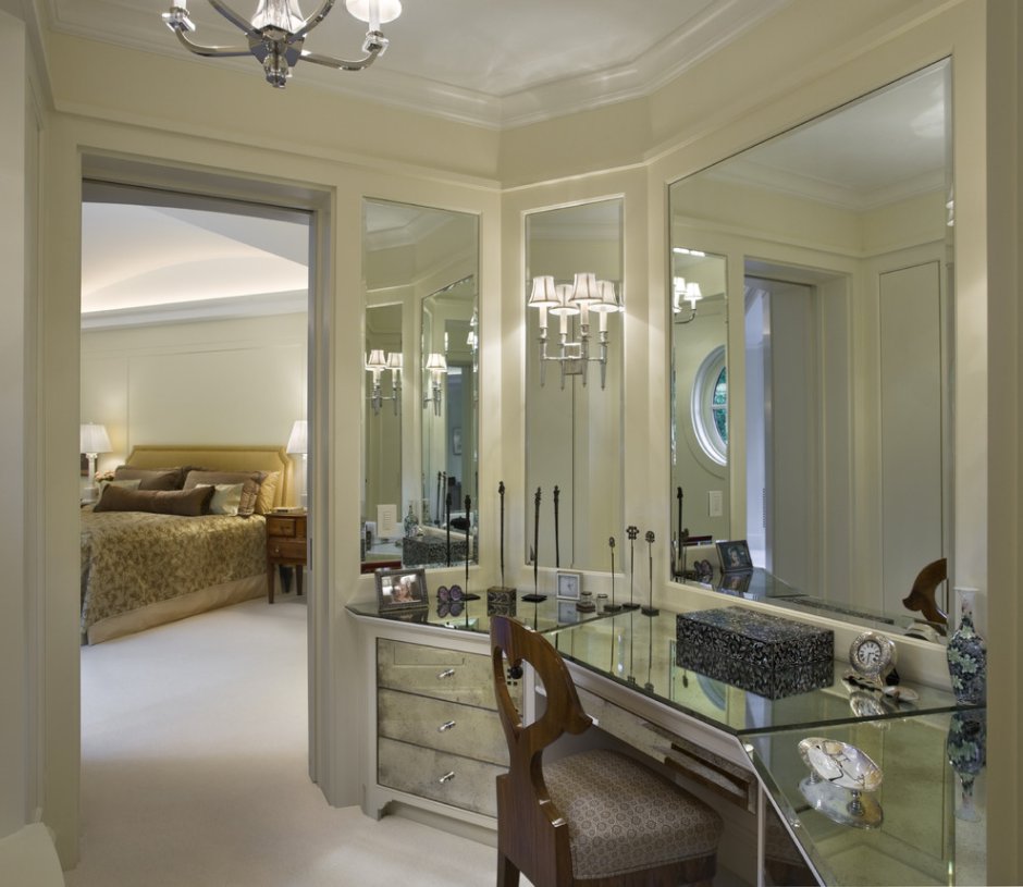 Круглое зеркало в спальню