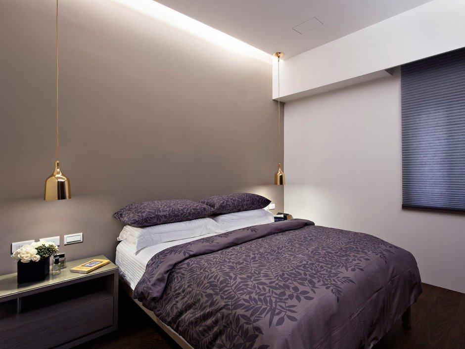 Кровать с зеркалом в изголовье