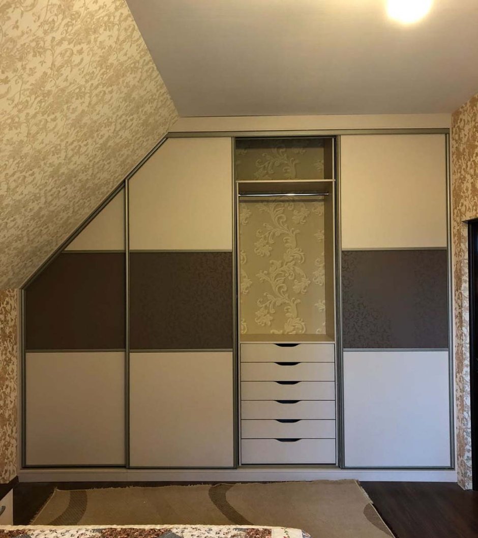 Встроенные шкафы в мансардном этаже