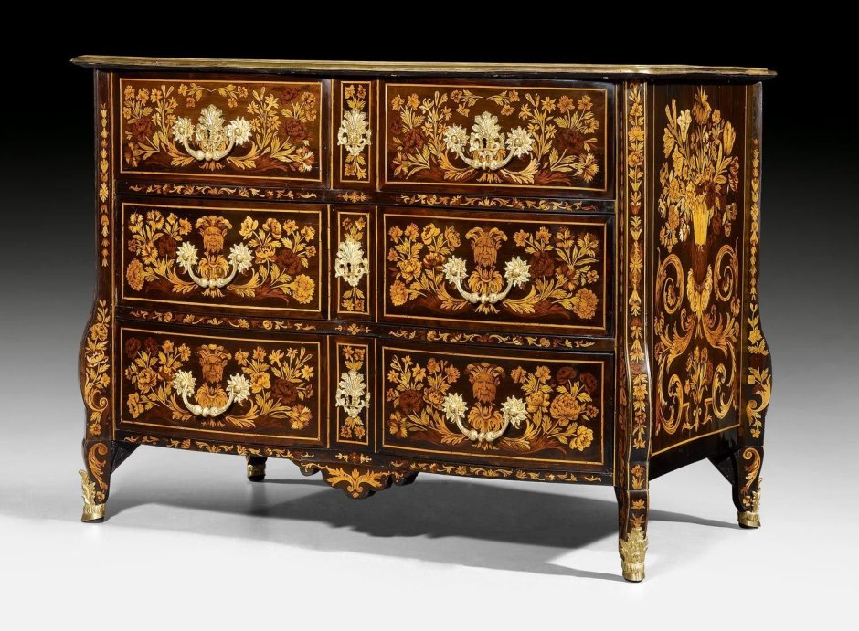 Итальянская спальня из массива дерева с инкрустацией