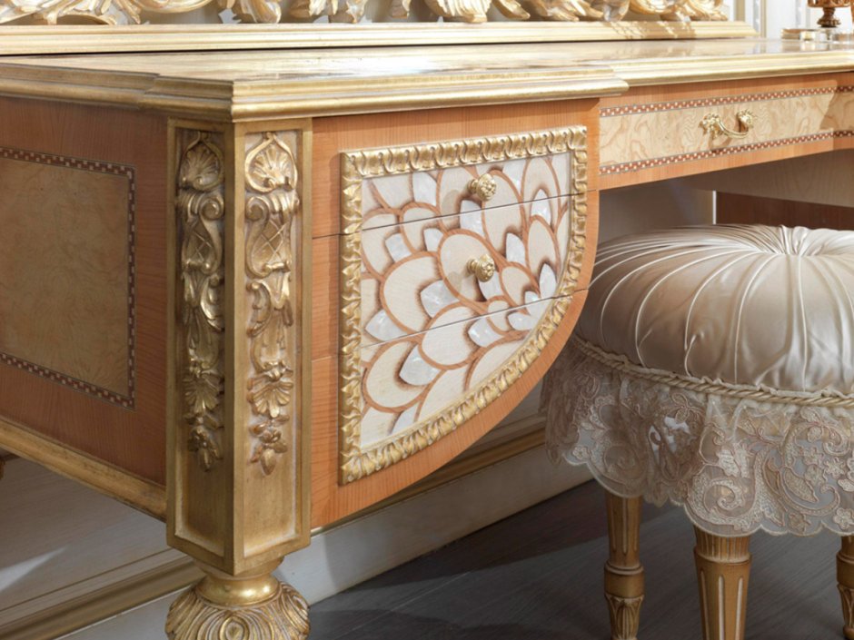 Стол декорированный ракушками