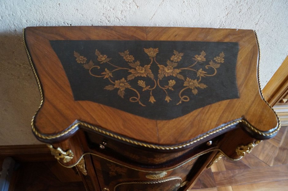 Геридон с Маркетри