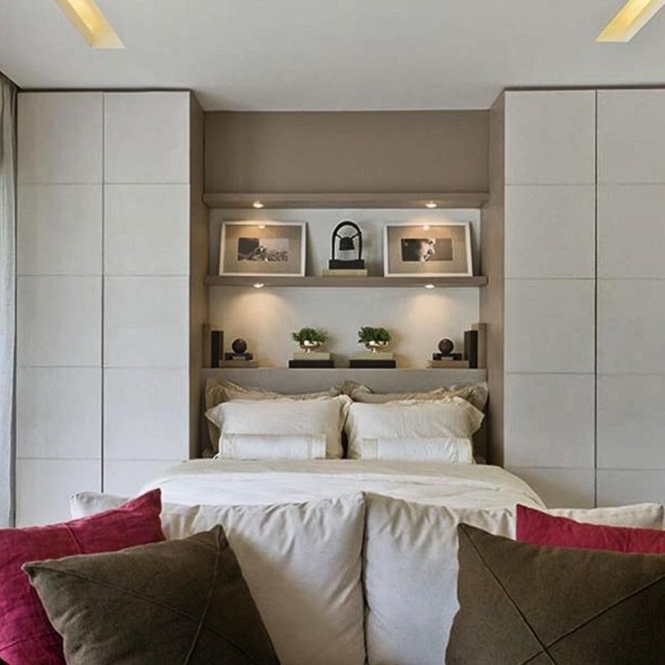 Кровать между шкафами в спальне