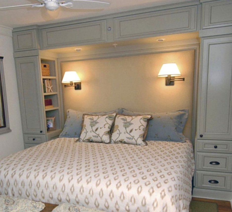 Шкаф вокруг кровати в спальне