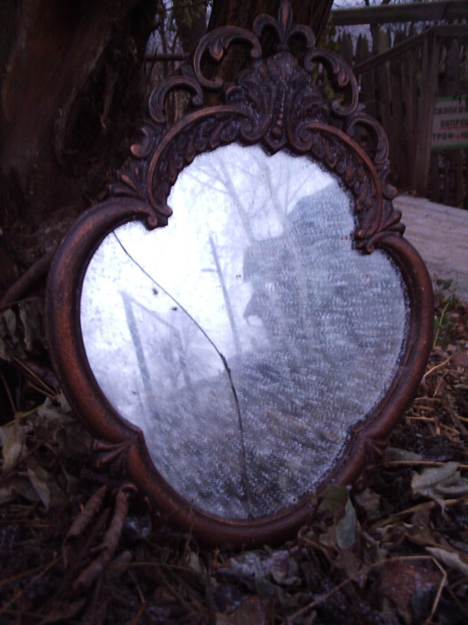 Зеркало в заброшенном доме