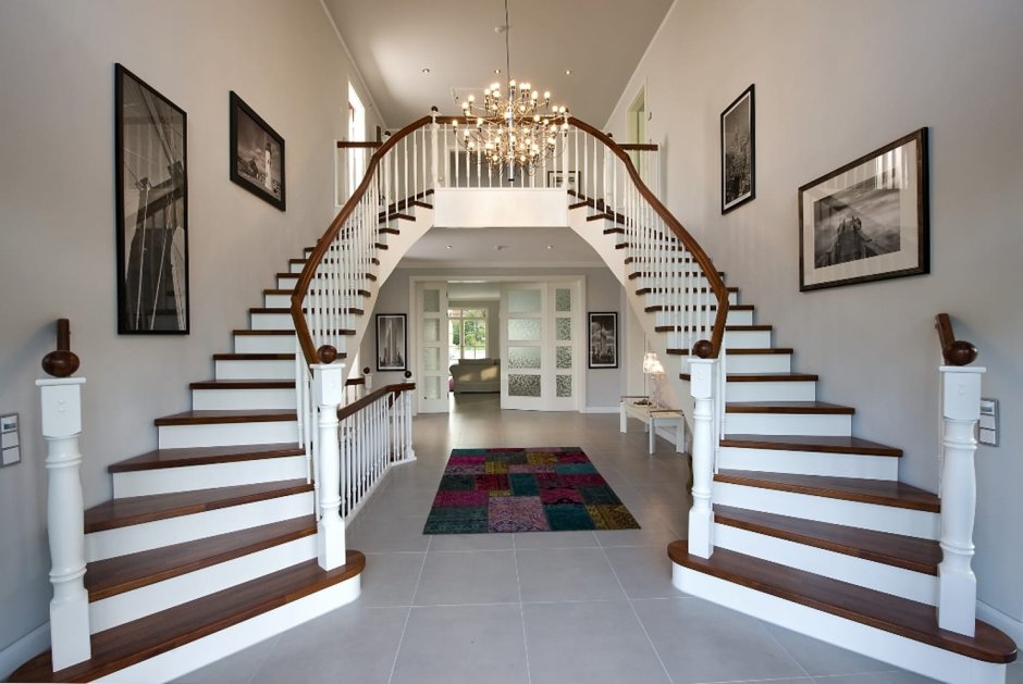 Лестницы в загородных домах и коттеджах