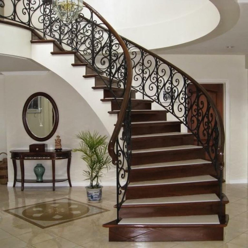 Лестница с кованными перилами в коттедже