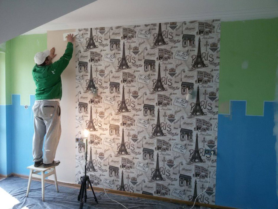 Оклеивание стен фотообоями