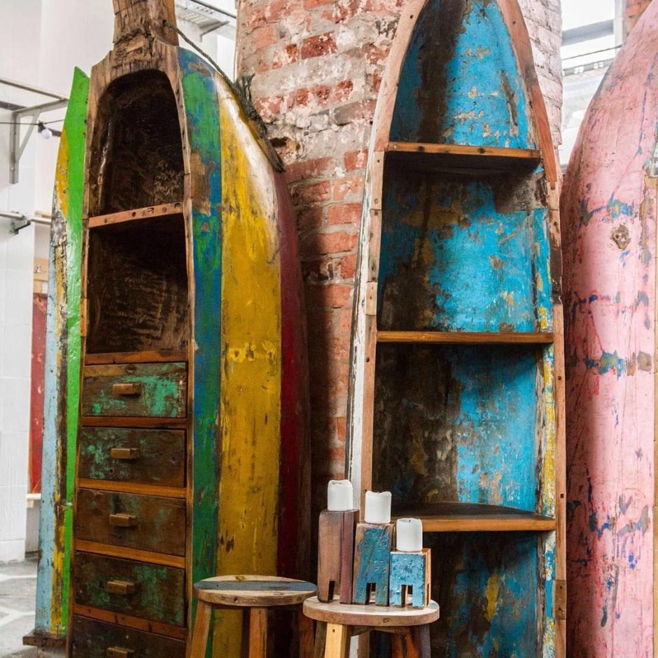 Деревянная лодка в интерьере