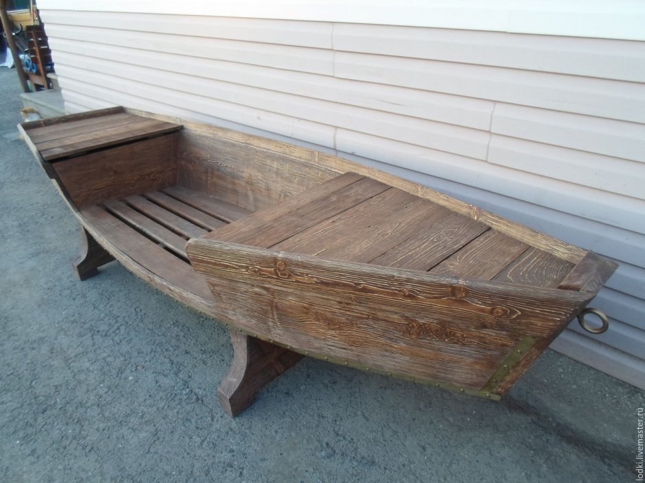 Скамейка из лодки
