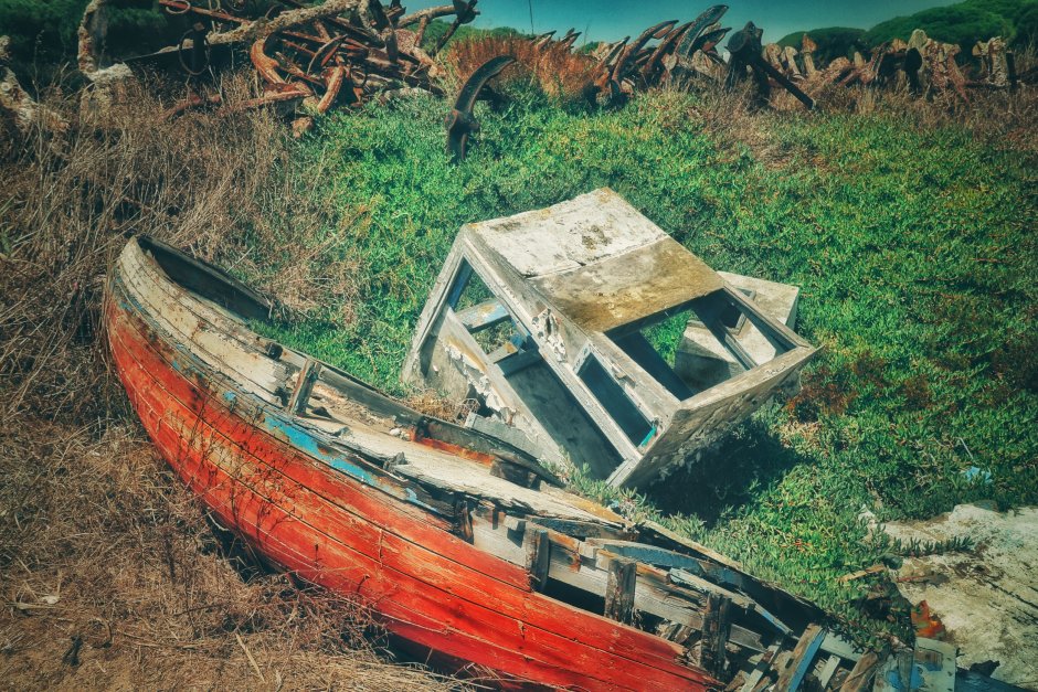 Старая лодка рядом с домом