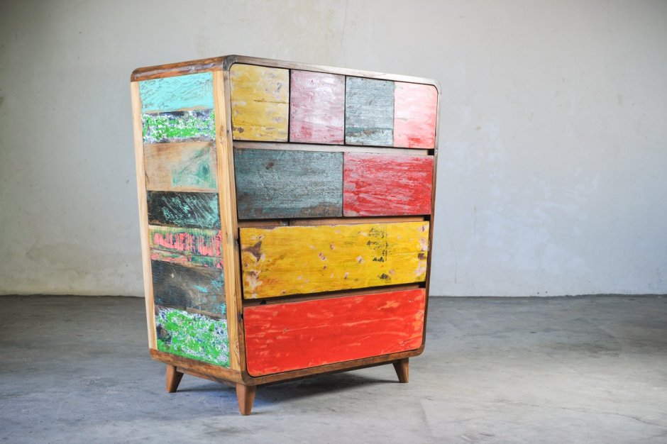 Разноцветная деревянная мебель