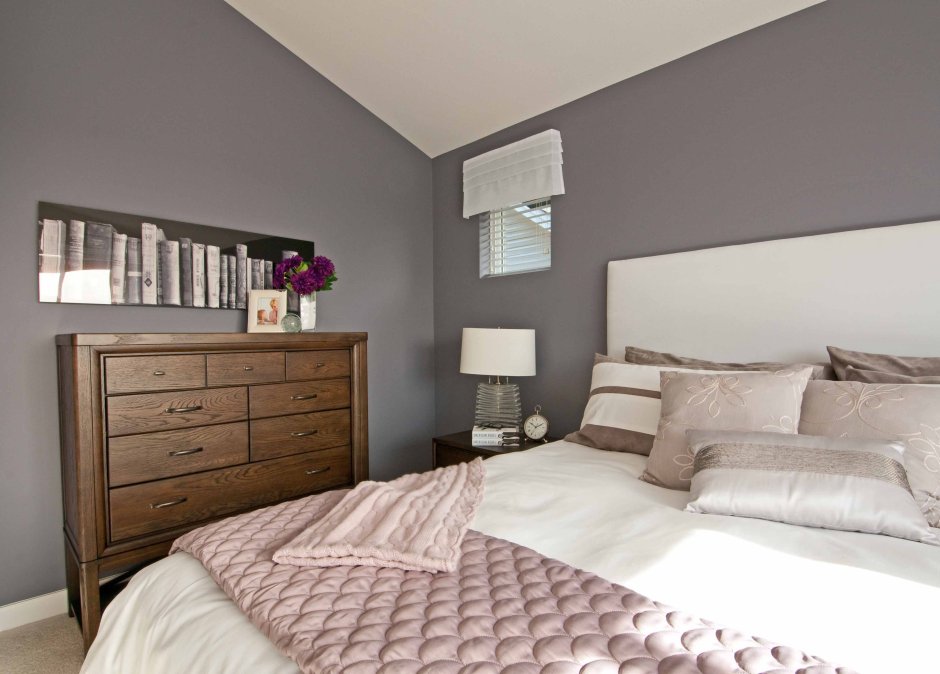 Стены тауп в спальне