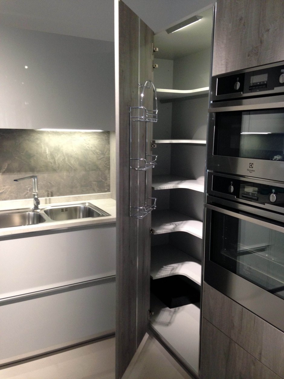 Угловая кухня с пеналом