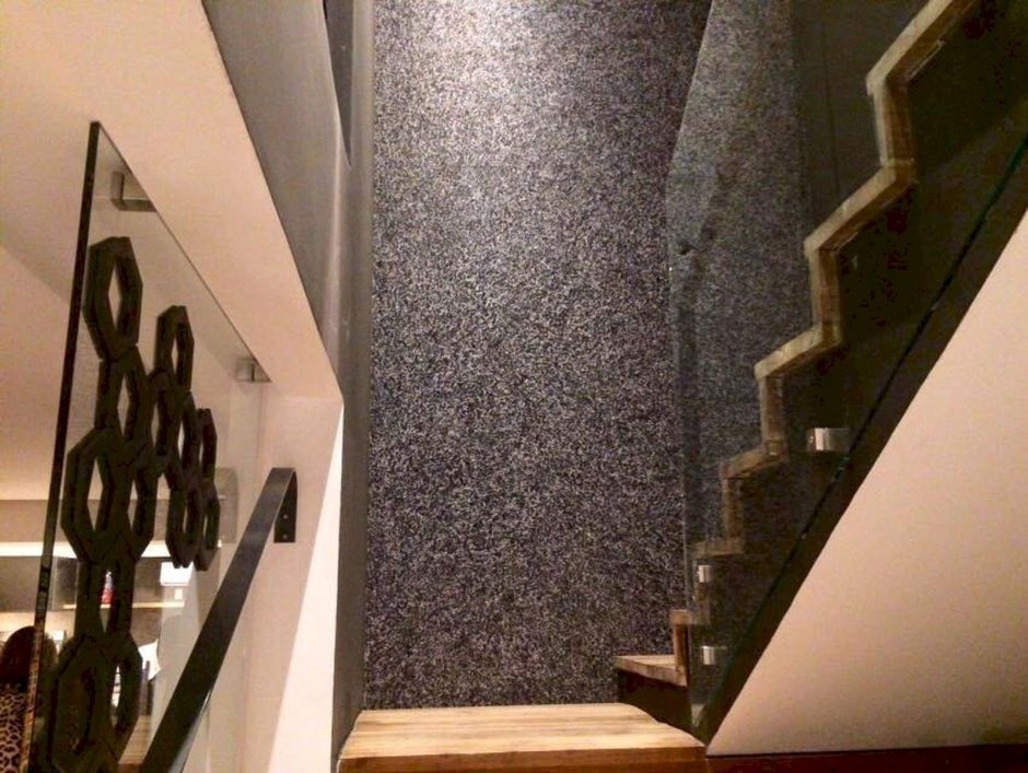 Декоративная штукатурка на лестнице