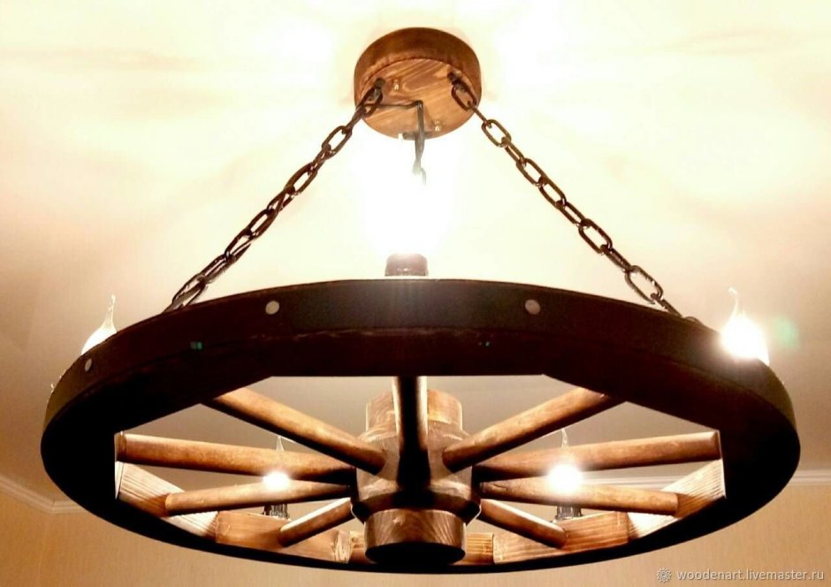 Светильник из колеса телеги