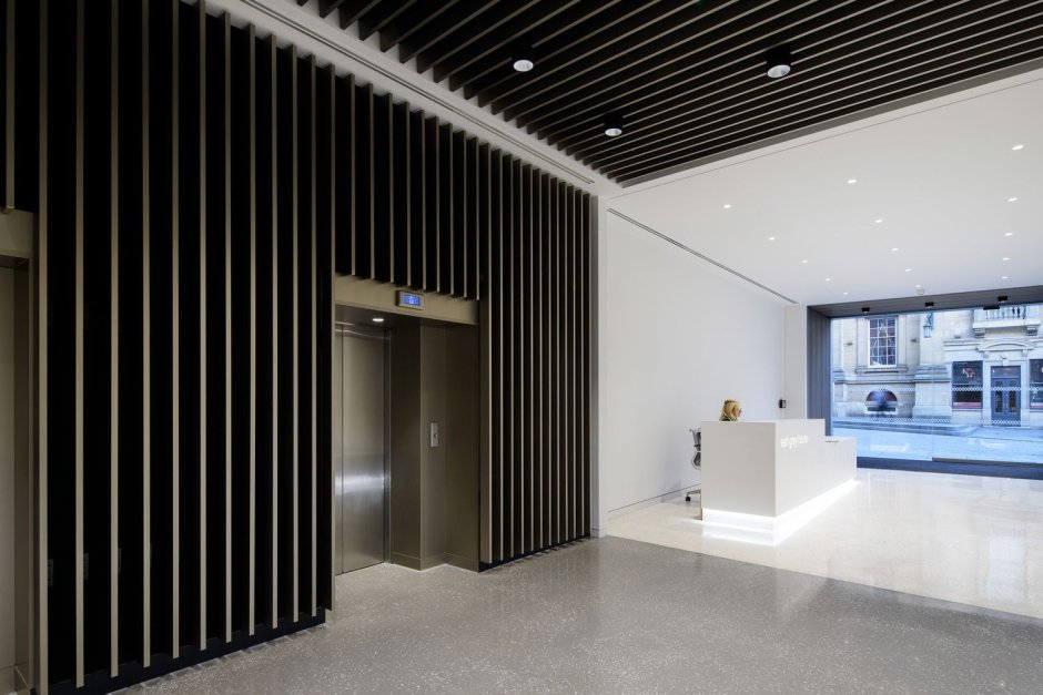 Декоративные рейки на черной стене