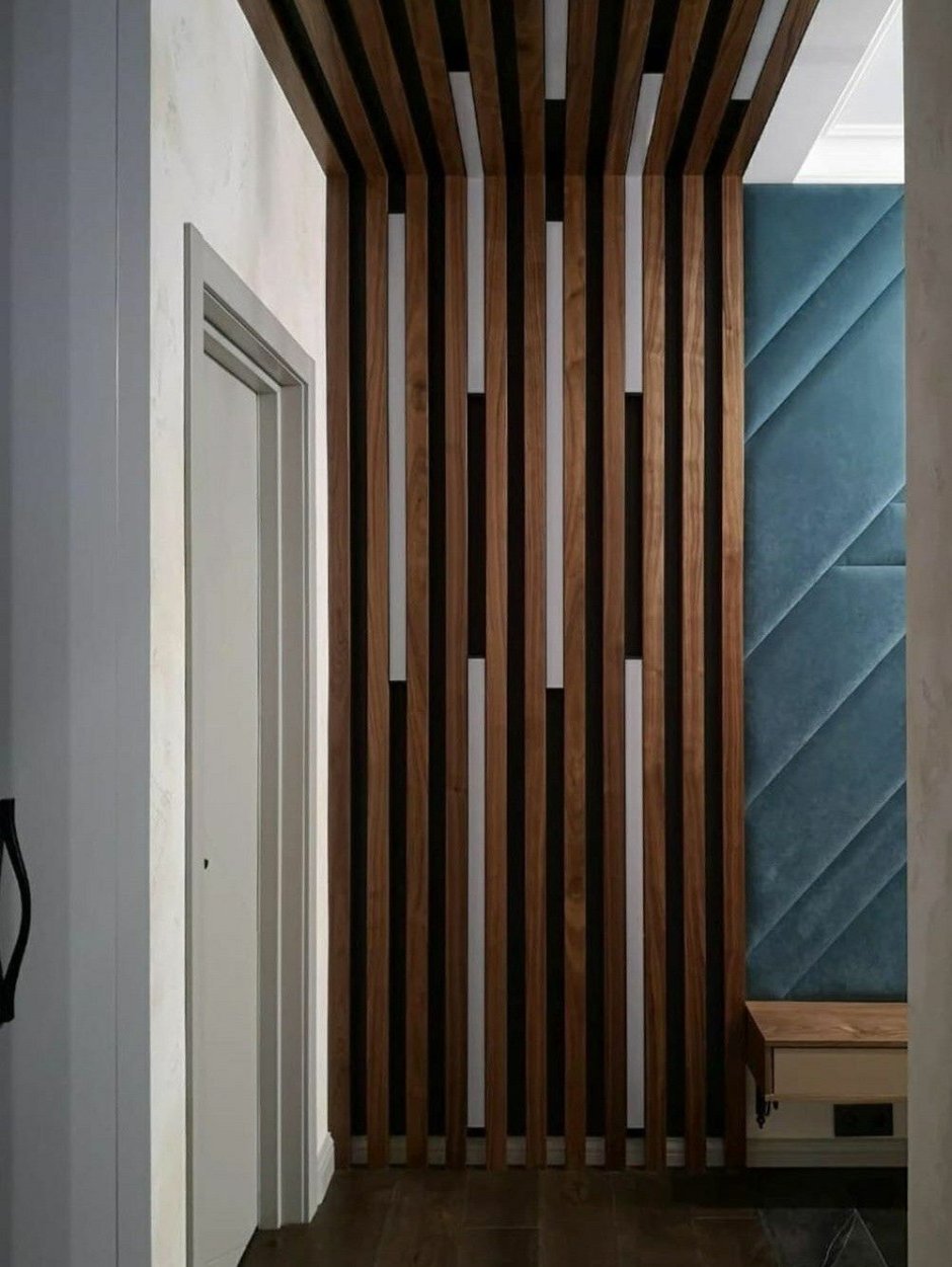 Вертикальные деревянные рейки в интерьере