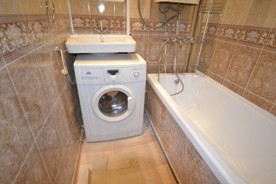 Ванная в хрущевке со стиральной машиной и раковиной