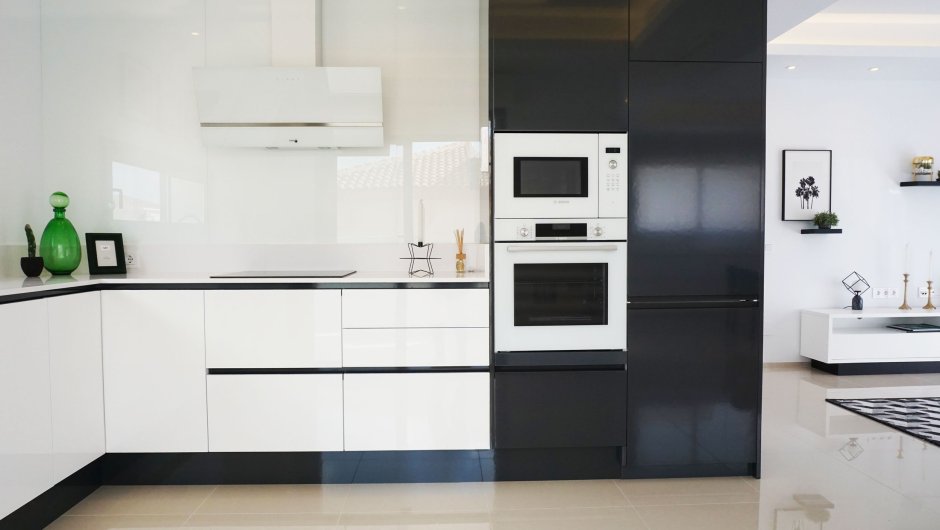 Белая кухня с черным холодильником