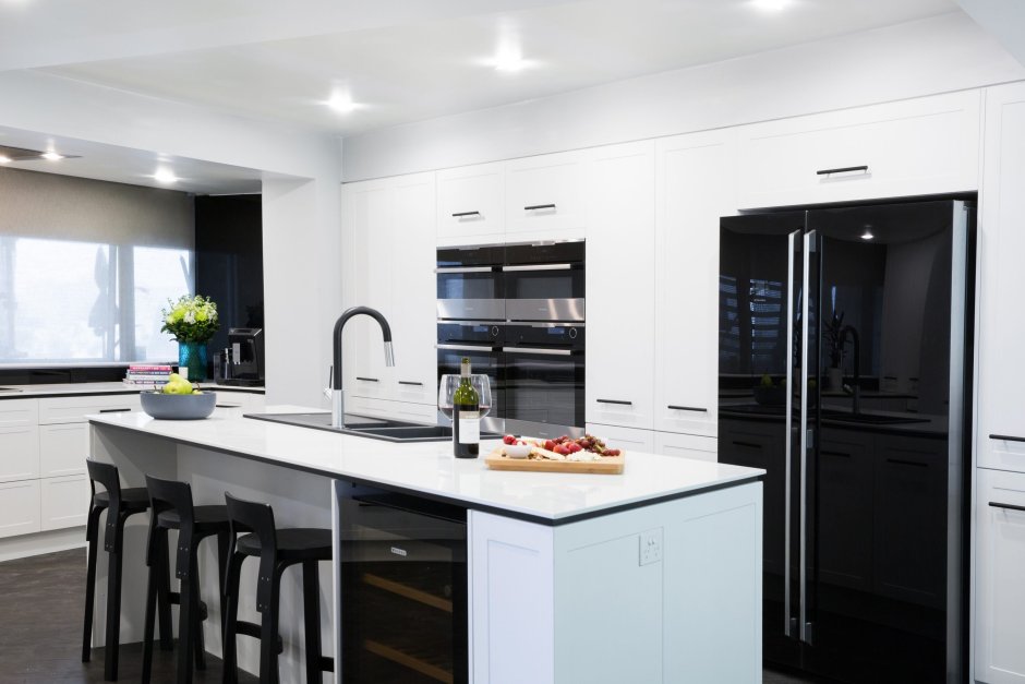 Белая кухня с черной техникой