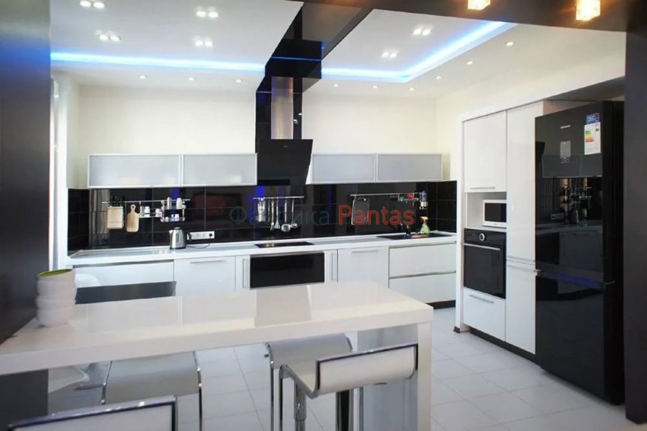 Белая кухня с черной техникой