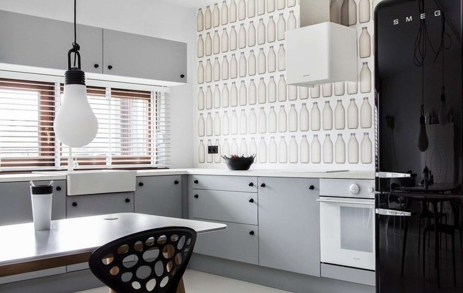 Черный холодильник в интерьере