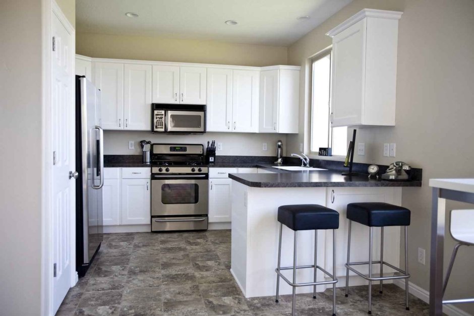 Черная матовая кухня