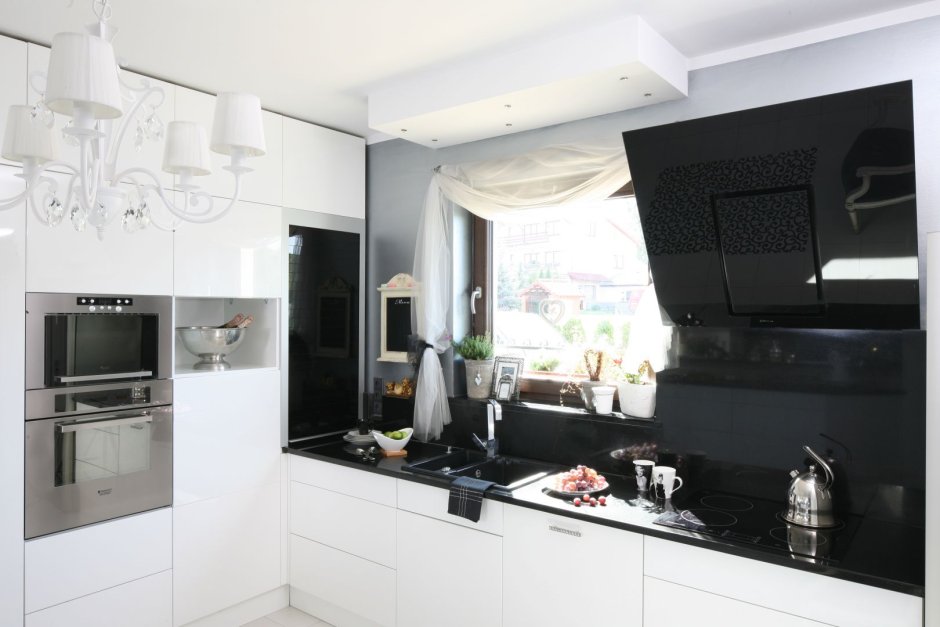 Белая кухня с черным холодильником