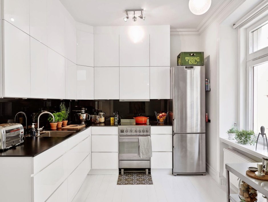Кухня с белым холодильником