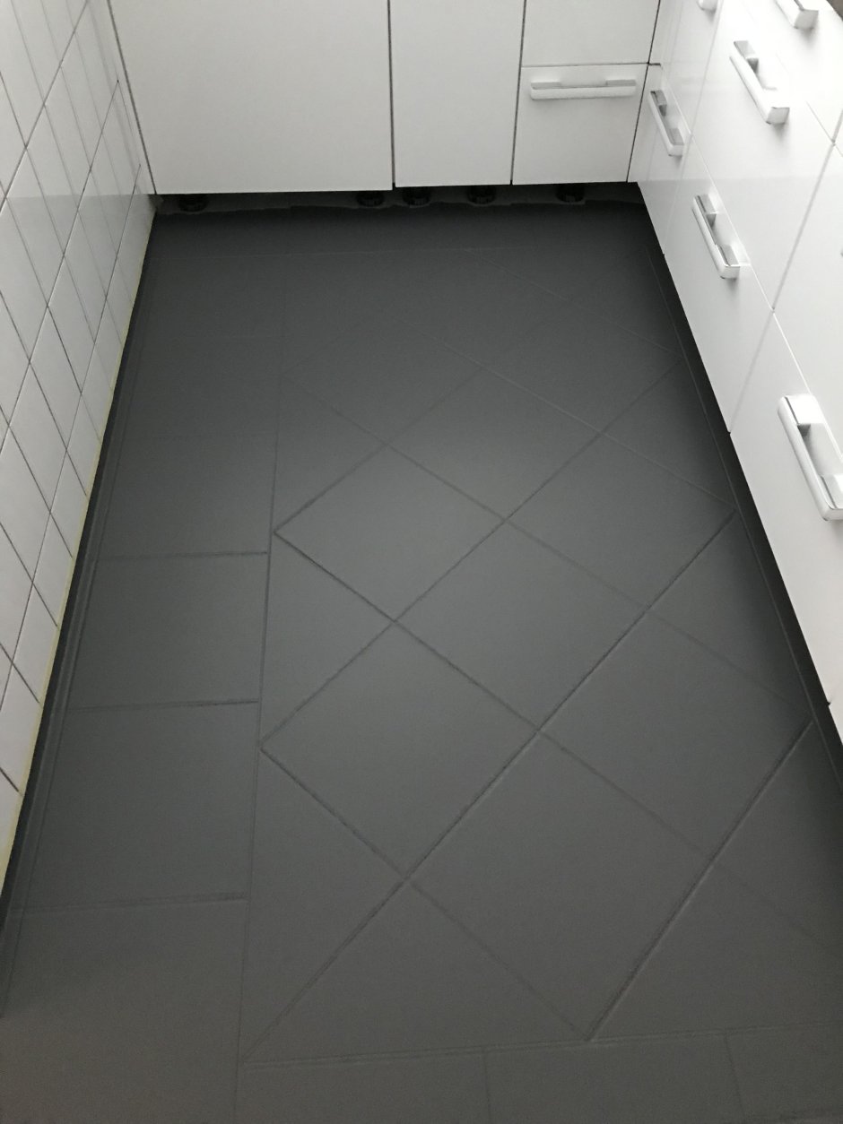 Окрашенная плитка на кухне