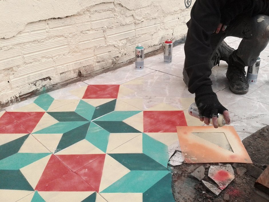 Крашеная плитка на полу